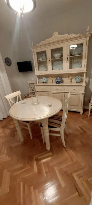 Comedor: Alacena, mesa extensible y 4 sillas