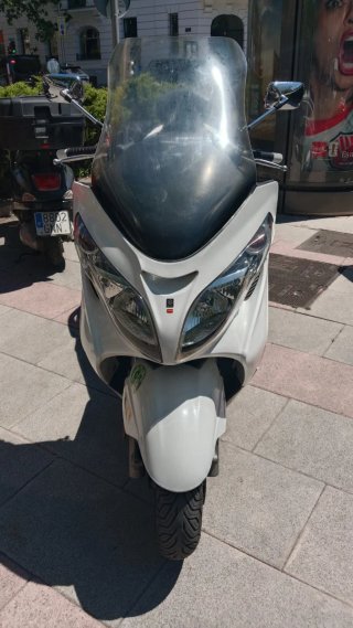 Suzuki Burgman AN400 Blanca