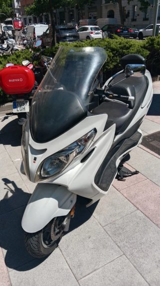 Suzuki Burgman AN400 Blanca