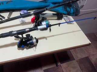 2 cañas de pescar y accesorios