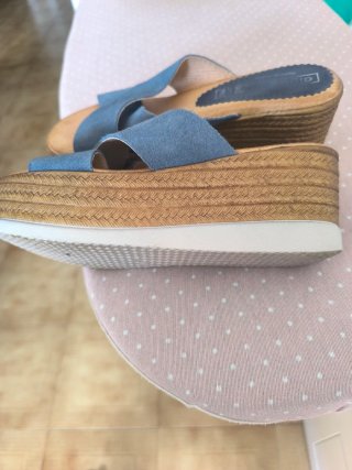 Sandalias cuña azul de piel