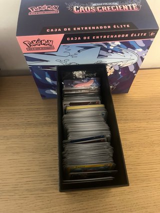 Lote Cartas Pokémon + ETB Caos Creciente