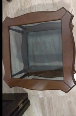 Mesa auxiliar de madera y cristal