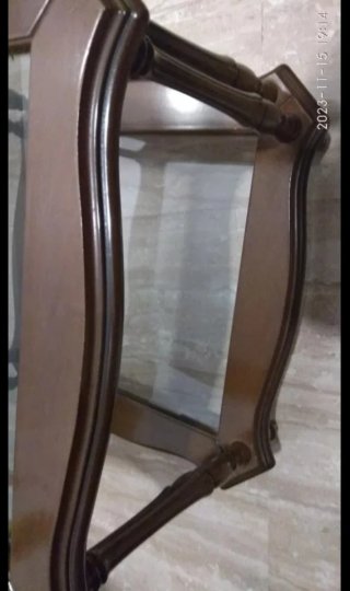 Mesa auxiliar de madera y cristal