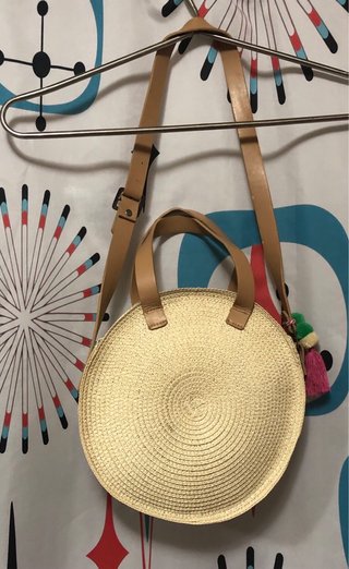 Bolso redondo de paja con palmera
