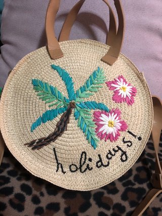 Bolso redondo de paja con palmera