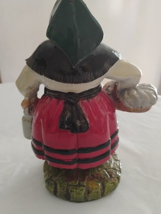 Figura cerámica mujer lechera con cesta. 19 cm alt