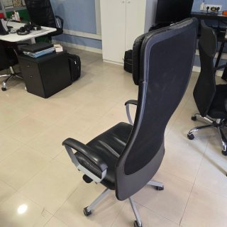 Silla ergonómica de oficina negra alta
