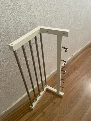 Estantería blanca y plateada con ganchos