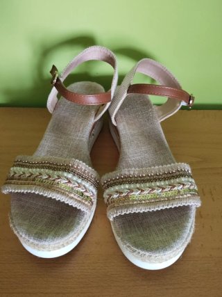 Sandalias cuña mujer beige y oro