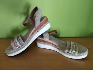 Sandalias cuña mujer beige y oro