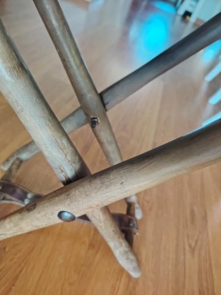 Silla de caza antigua de cuero y madera