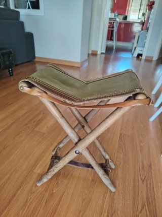Silla de caza antigua de cuero y madera