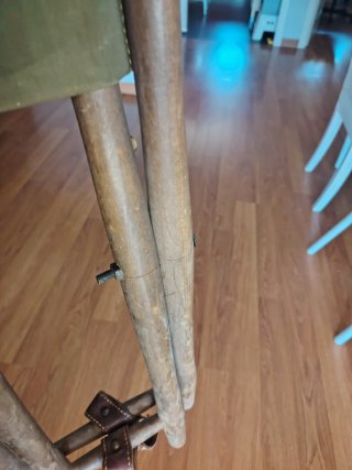 Silla de caza antigua de cuero y madera
