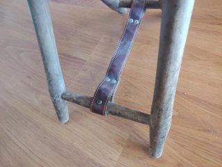 Silla de caza antigua de cuero y madera
