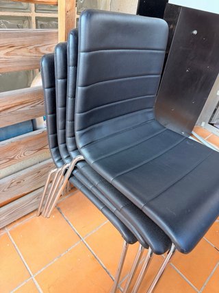 Taburete alto negro y plateado