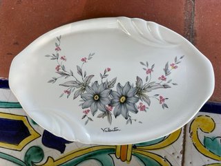 Tazzina, zuccheriera e vassoio floreale