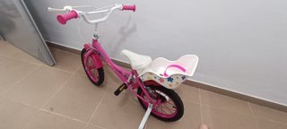 Bicicleta infantil rosa con sillita