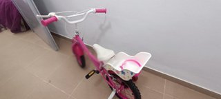 Bicicleta infantil rosa con sillita