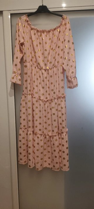 Vestido rosa con topos dorados