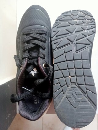 Zapatillas Skechers Negras y Doradas