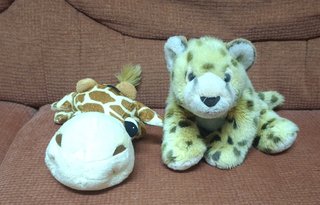 Lote 2 peluches Jirafa y Leopardo