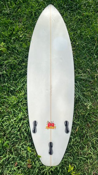 Tabla de surf blanca con tail pad