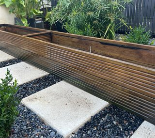 Jardinera de madera alargada