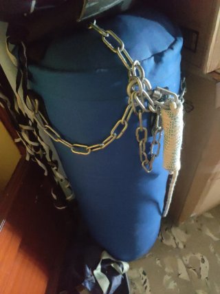 Saco de boxeo azul con cadena