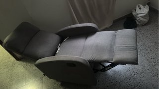 Sillón reclinable gris tela