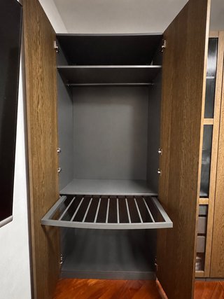 Armadio moderno in legno