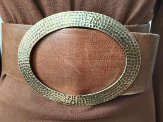 Cinturón de cuero con hebilla ovalada grande