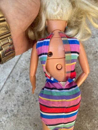 Barbie vintage in versione classica con vestito a righe colorato