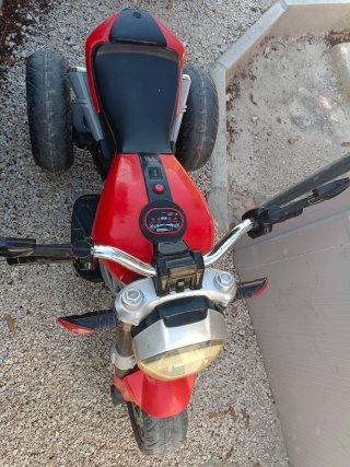 Triciclo a batería rojo
