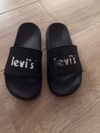Chanclas Levi's Negras