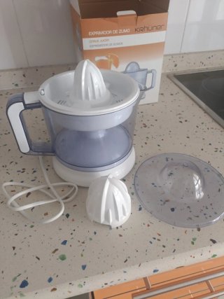 Exprimidor Krhûner blanco y gris