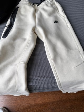 Pantalones Nike Beige con Cremallera Negra