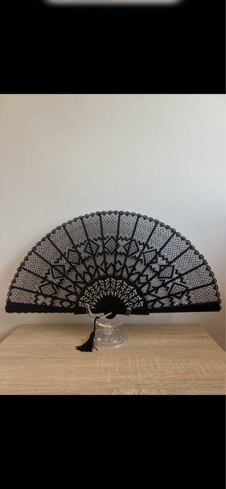 Abanico bolillo artesanal negro y plata