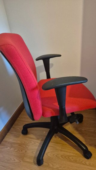 Silla de oficina ergonómica roja