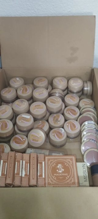 Maquillaje variado de PINAUD, MADERASy MISSLYN