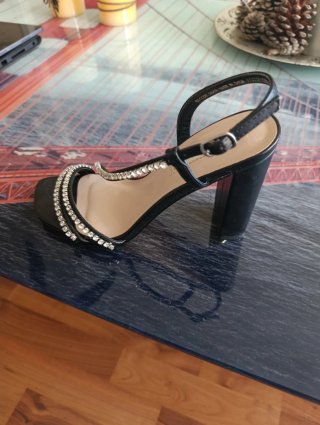 Zapatos de tacón negros con pedrería