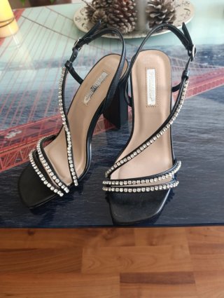 Zapatos de tacón negros con pedrería
