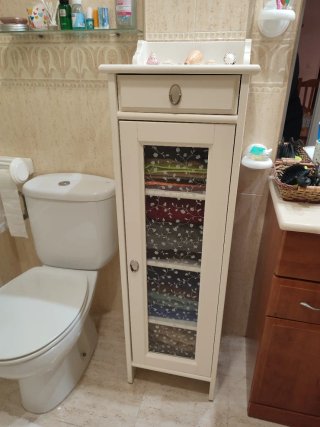 Armario estrecho baño blanco y multicolor