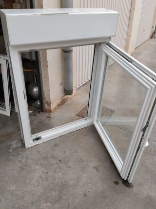 Ventana blanca con persiana enrollable118+85+15
