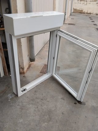Ventana blanca con persiana enrollable118+85+15