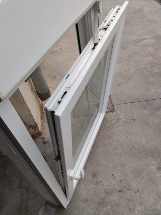 Ventana blanca con persiana enrollable118+85+15