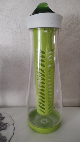 Caraffa con infusore per frutta e spremiagrumi