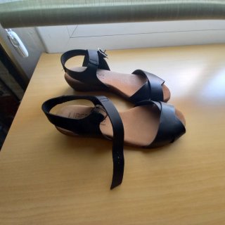 Sandalias de piel negras con cuña