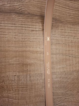 Cintura beige fibbia logo dorato