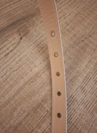 Cintura beige fibbia logo dorato